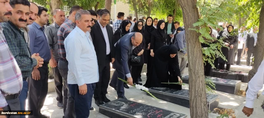 در اولین روز هفته دولت،دانشگاهیان شهرستان سنندج به مقام شامخ شهدا، ادای احترام کردند 3