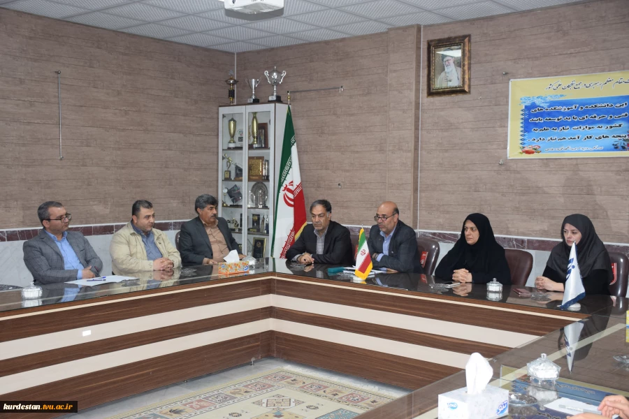 بازدید رئیس واحد استان کردستان به همراه معاون فرهنگی ودانشجویی  ،مسئول نظارت، ارزیابی و تضمین کیفیت و روسای ادارات مالی،حراست، عمرانی و آموزش واحد استان از آموزشکده فنی وحرفه ای دختران سنندج 9