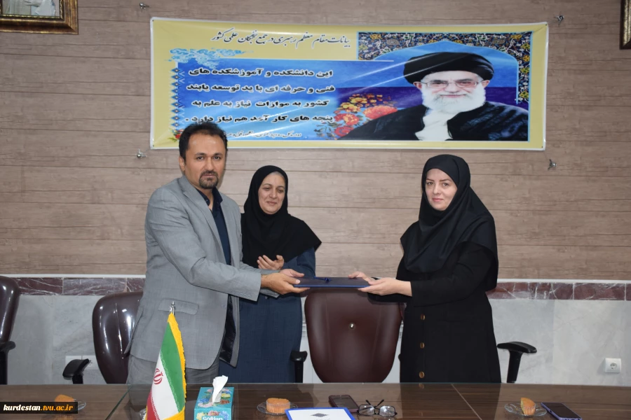 آیین تکریم ومعارفه سرپرست جدید آموزشکده دختران سنندج برگزار شد 4