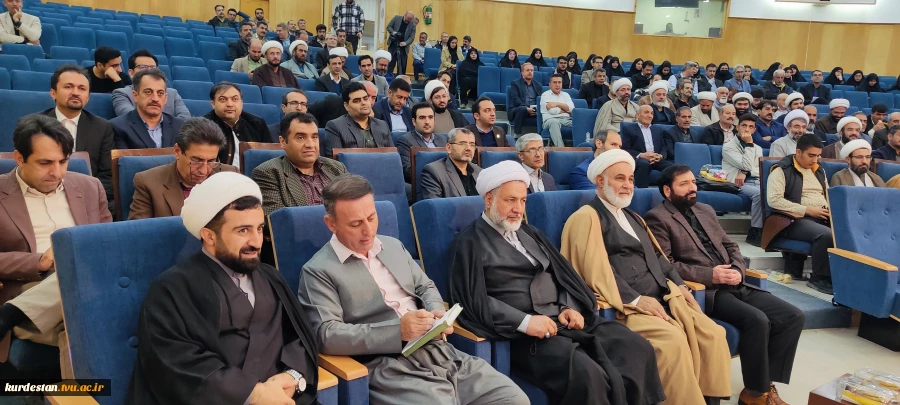 رئیس دانشگاه ملی مهارت کردستان به همراه مسئول حراست واحد استان و جمعی از کارکنان در آیین تکریم و معارفه مسئولین جدید نهاد نمایندگی مقام معظم رهبری در دانشگاه‌های استان شرکت کردند. 3