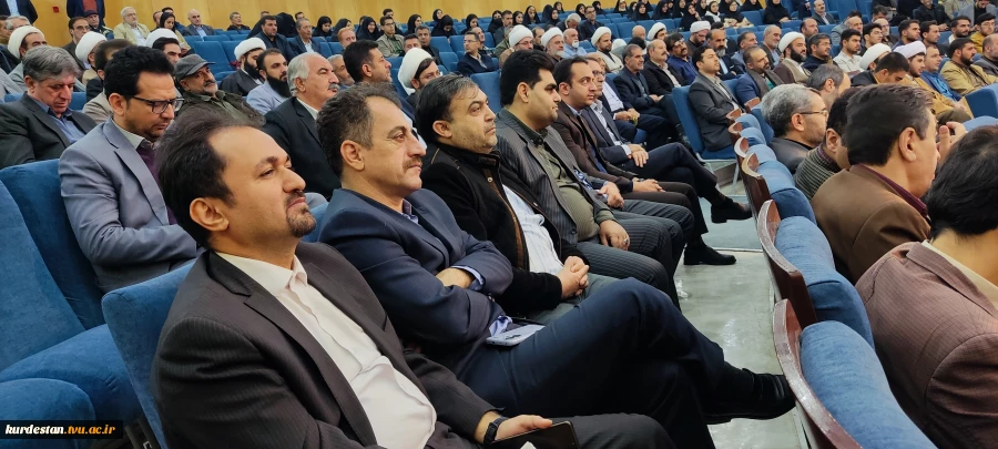 رئیس دانشگاه ملی مهارت کردستان به همراه مسئول حراست واحد استان و جمعی از کارکنان در آیین تکریم و معارفه مسئولین جدید نهاد نمایندگی مقام معظم رهبری در دانشگاه‌های استان شرکت کردند. 6