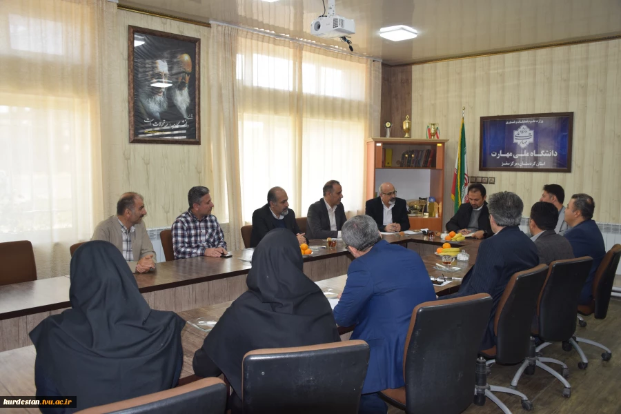 طرح اولویت های دکتر خبات نسائی رییس دانشگاه ملی مهارت واحد استان کردستان در جلسه شورای اداری آموزشکده ملی مهارت سقز 2
