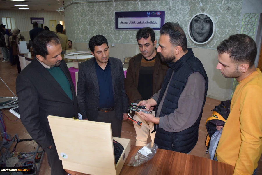 بازدید ریاست دانشگاه ملی مهارت از غرفه فن‌بازار هفته پژوهش و فناوری 5