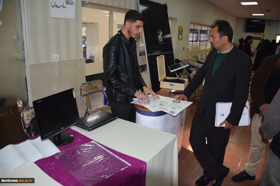بازدید ریاست دانشگاه ملی مهارت از غرفه فن‌بازار هفته پژوهش و فناوری 7
