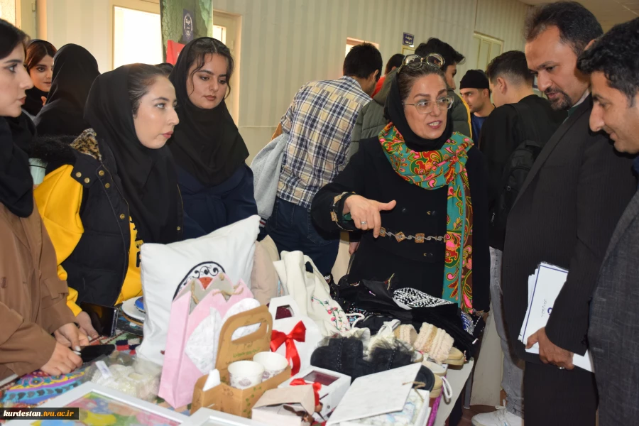 بازدید ریاست دانشگاه ملی مهارت از غرفه فن‌بازار هفته پژوهش و فناوری 8