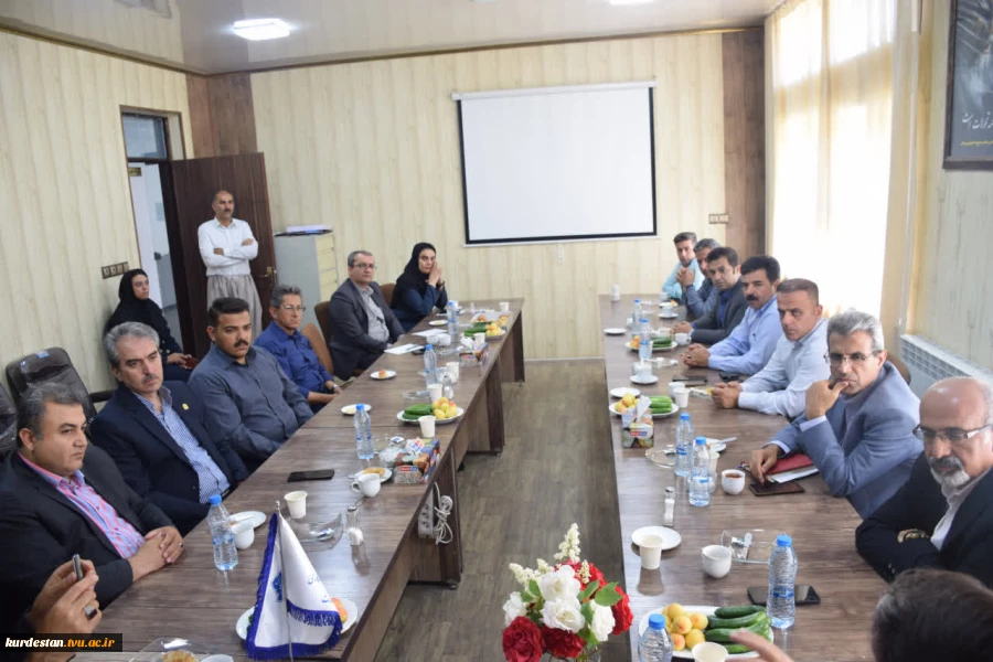 جلسه شورای اداری دانشگاه ملی مهارت، مرکز سقز با حضور ریاست استان و برخی از اعضای واحد استانی برگزارشد. 6