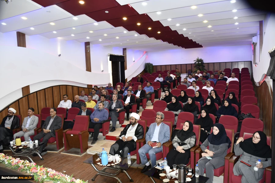 نشست صمیمی کارکنان و مسئولین دانشگاه ملی مهارت واحد استان کردستان در"اولین شورای اداری استانی" شورای اداری دانشگاه ملی مهارت واحد استانی کردستان 5
