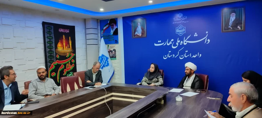 نشست معاون آموزشی دانشگاه با مدیرگروه و اساتید گروه دروس عمومی برگزار شد. 2