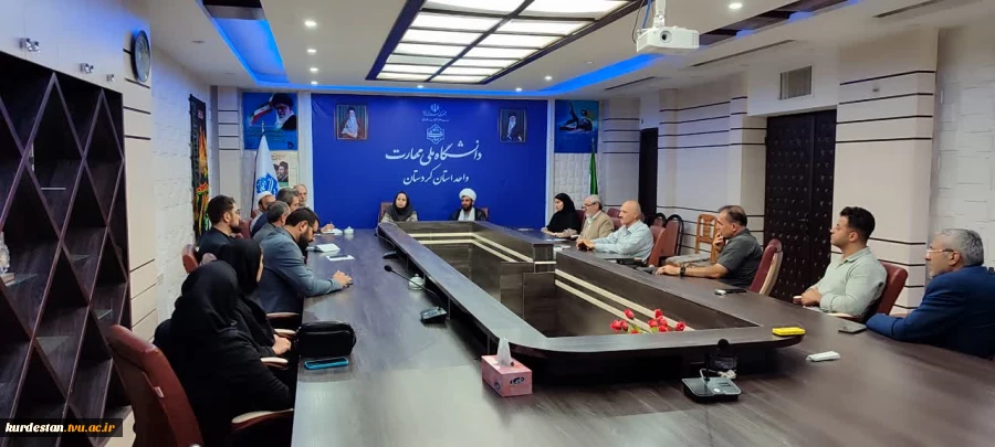 نشست معاون آموزشی دانشگاه با مدیرگروه و اساتید گروه دروس عمومی برگزار شد. 3