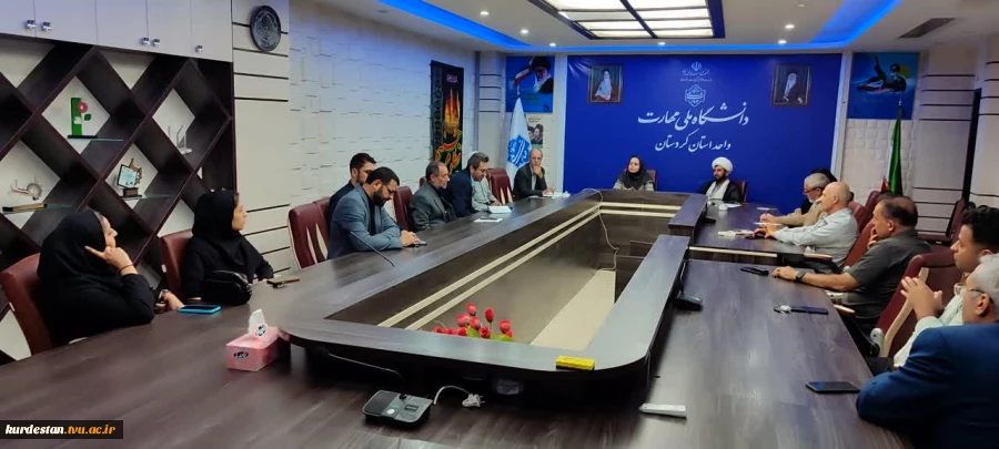 نشست معاون آموزشی دانشگاه با مدیرگروه و اساتید گروه دروس عمومی برگزار شد. 4